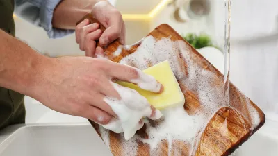 Оказывается, мыть чистящим средством деревянную посуду и утварь — нельзя: эта ошибка приводит к плохим последствиям