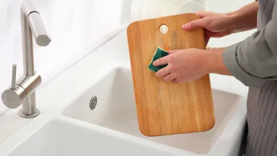 Обрабатываю этим раствором разделочные доски: пропадает неприятный запах от еды, утварь становится как новая; как отмыть разделочную доску: деревянную, пластиковую, от запаха, от черноты