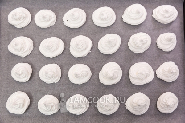 Выложить безе на противень