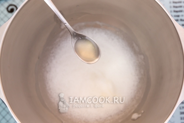 Влить лимонный сок в белки