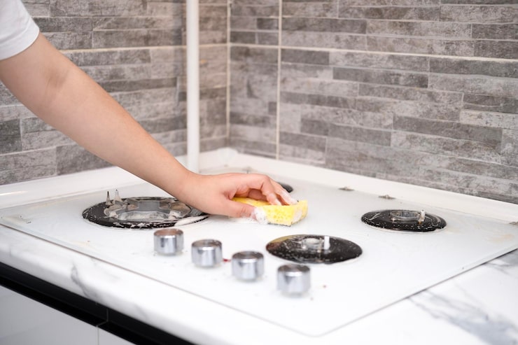 Чем закрыть скол на стеклянной варочной панели