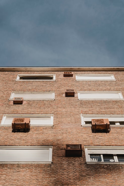 Фасадные панели под кирпич: плюсы, минусы и монтаж