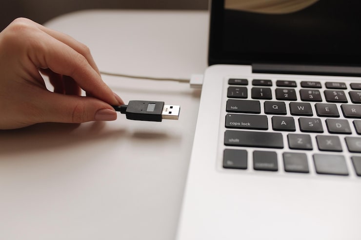 Еще одной причиной неполадок может быть неисправность материнской платы. USB контроллеры интегрированы в материнскую плату, и их сбои могут вызывать проблемы с подключением внешних устройств. Это может проявляться в нестабильной работе или полной недоступности порта. В таких случаях диагностику лучше доверить специалистам, так как самостоятельный ремонт может нагнетать ситуацию.