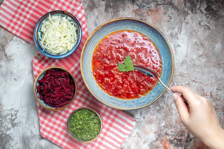 Кислый вкус в борщ можно создать с помощью различных ингредиентов, которые не только компенсируют отсутствие свеклы, но и привносят собственные нотки в классический рецепт. undefinedКисломолочные продукты</strong>, такие как сметана или кефир, могут стать отличным способом добавить нежную кислинку, а также улучшить текстуру блюда.
