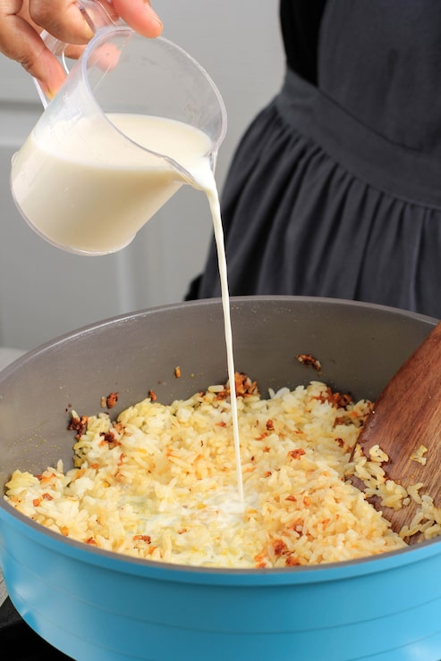 Пошаговый процесс приготовления жидкой рисовой каши на молоке